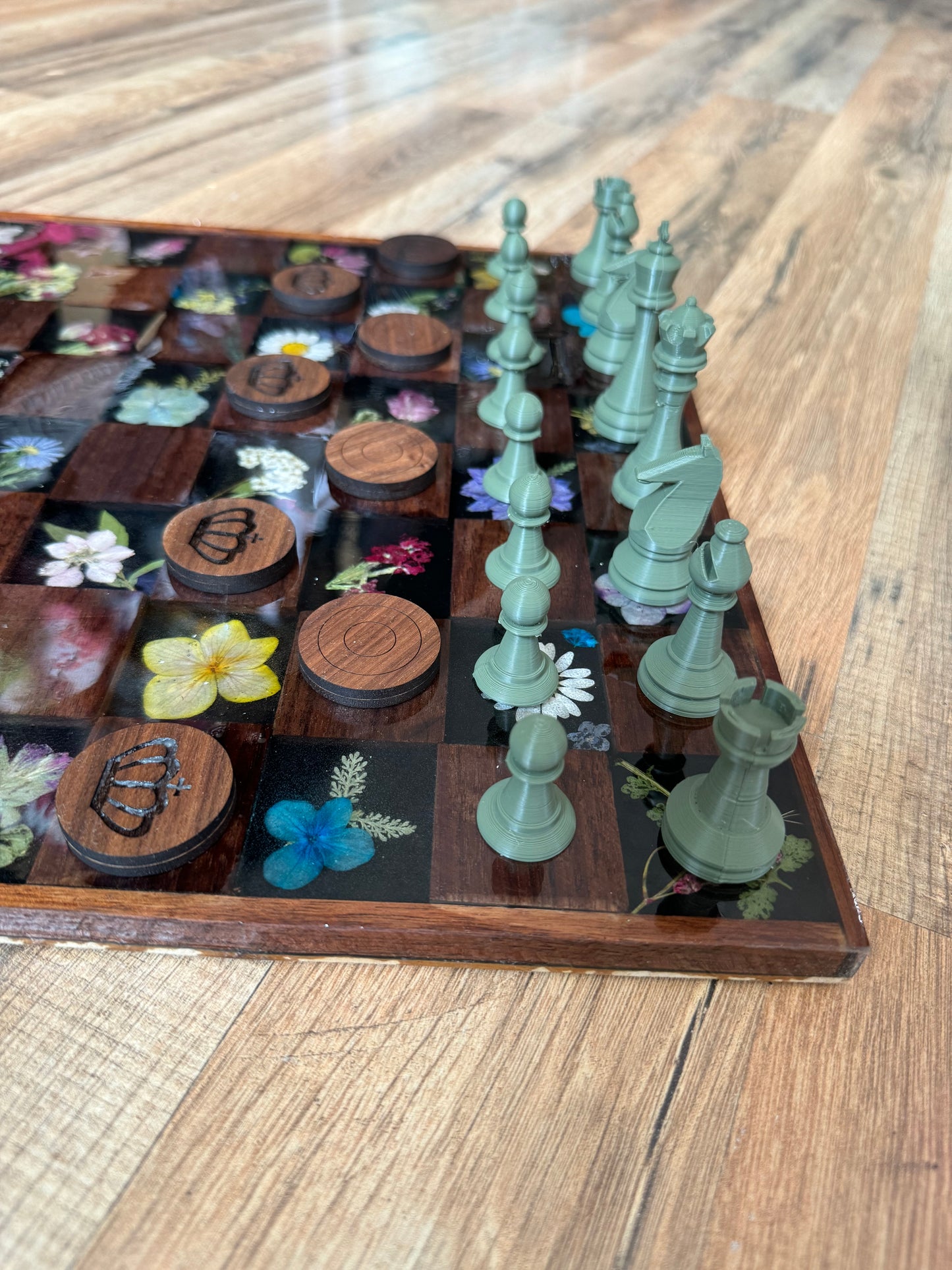 Floral chess board set